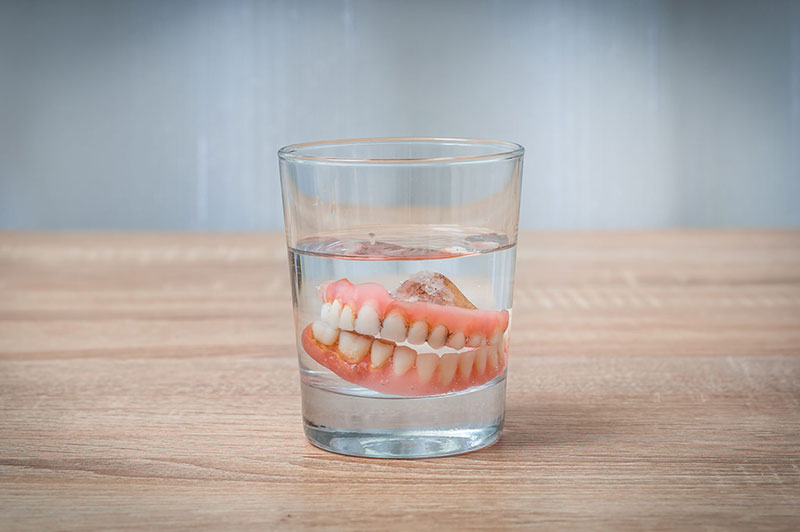محلول شیمیایی تمیز کننده دندان مصنوعی