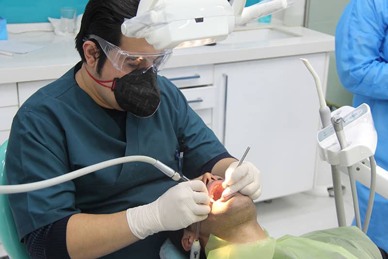 دندانپزشک عمومی یکی از خدمان دندانپزشکی شبانه روزی کلینیک بابکان