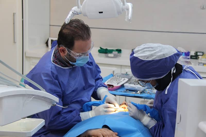 ویژگی های بهترین متخصص ایمپلنت دندان